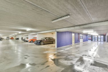 Amsterdam, Hollanda - 10 Nisan 2021: Arabaların her iki tarafındaki garajlara park edilmiş boş bir park yeri