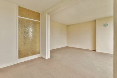 Boş bir oda. Duvarda ya da zeminde kimse yok. Henüz kullanılmıyor mu diye bakmak için.