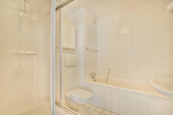 Banheiro Com Banheiro Banheira Lado Banheira Pia Chuveiro Seu Canto — Fotografia de Stock