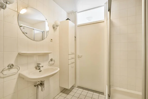 Banheiro Com Pia Espelho Papel Higiênico Dispensado Parede Lado Porta — Fotografia de Stock