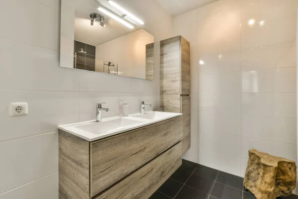 Banheiro Moderno Com Paredes Brancas Azulejos Pretos Chão Banquinho Madeira — Fotografia de Stock