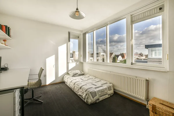 Egy Hálószoba Egy Ággyal Íróasztallal Ablakkal Kilátással Városscapearron Com Logóra — Stock Fotó