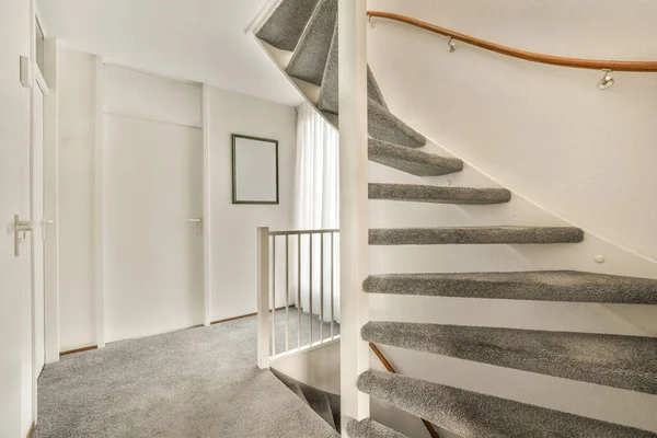 Uma Escadaria Uma Casa Com Pisos Alcatifados Paredes Brancas Como — Fotografia de Stock