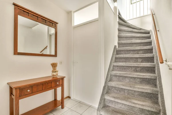 Algumas Escadas Espelho Parede Uma Sala Que Tem Paredes Brancas — Fotografia de Stock