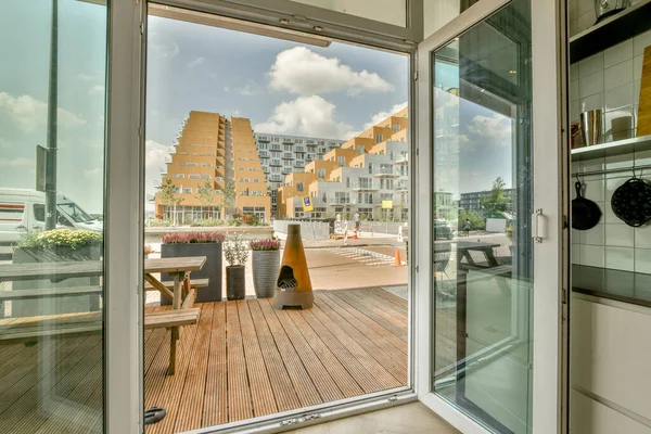 2021年4月10日 荷兰阿姆斯特丹 一个有木制地板和玻璃门的室外区域 通往室外庭院 已经使用了几年 — 图库照片