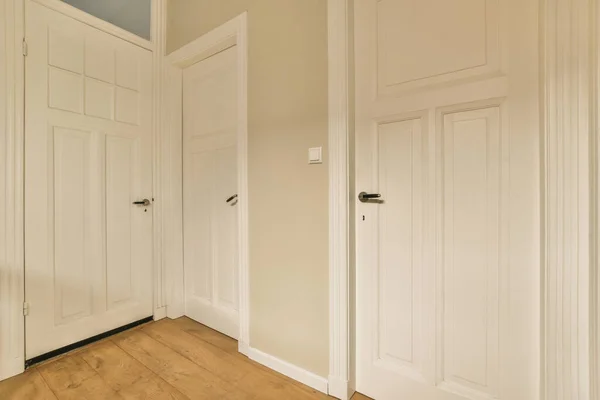Interior Uma Sala Com Duas Portas Brancas Uma Porta Aberta — Fotografia de Stock