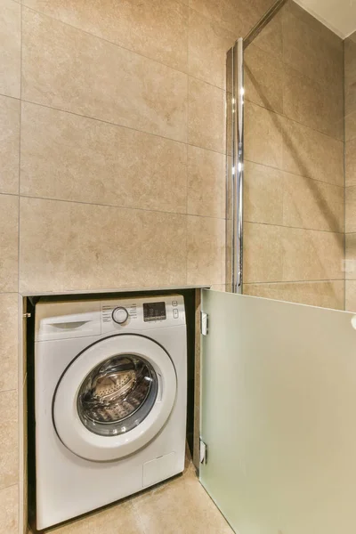 Köşesinde Çamaşır Makinesi Olan Bir Çamaşır Odası Çamaşır Makinesinin Yanındaki — Stok fotoğraf