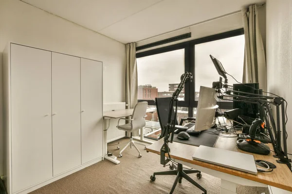 Pokój Krzesłem Biurowym Biurkiem Monitorem Komputerowym Stole Przed Oknem Widokiem — Zdjęcie stockowe