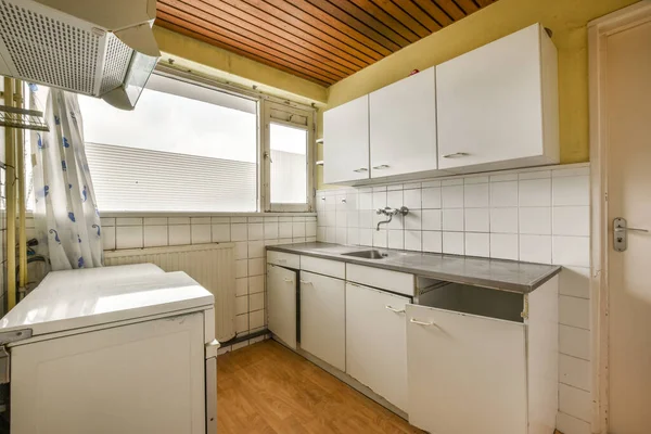Kuchyň Bílými Skříněmi Spotřebiči Pultu Před Otevřeným Oknem Výhledem Ven — Stock fotografie