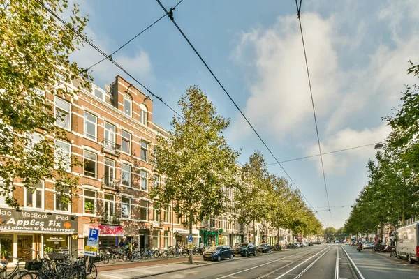 Amsterdam April 2021 Een Stadsstraat Met Aan Beide Zijden Geparkeerde — Stockfoto