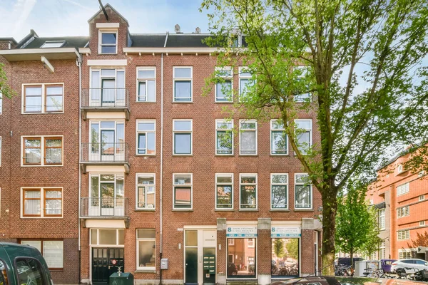 Amszterdam Hollandia 2021 Április Egy Amszterdami Lakóház Utcán Parkoló Autókkal — Stock Fotó