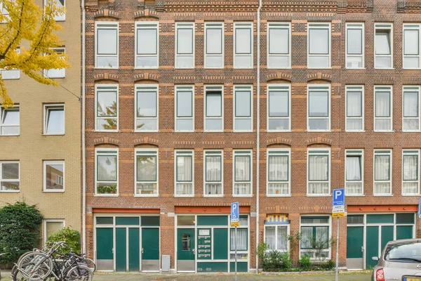 Amsterdã Holanda Abril 2021 Prédio Apartamentos Com Bicicletas Estacionadas Calçada — Fotografia de Stock