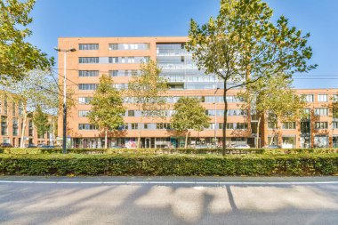 Amsterdam, Hollanda - 10 Nisan 2021: Modern stil konut manzarası