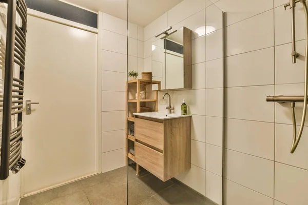 旁边角落里有洗澡水槽和镜子的浴室是放在墙上的毛巾架 — 图库照片