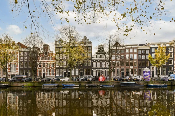 Амстердам Нидерланды Апреля 2021 Года Несколько Лодок Припаркованных Берегу Реки — стоковое фото