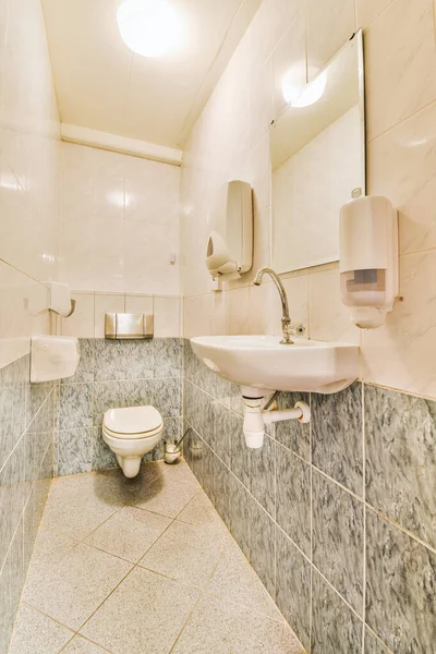 Banheiro Com Duas Pias Está Parede Lado Banheiro Nas Paredes — Fotografia de Stock