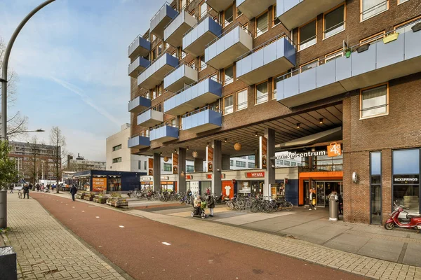 Амстердам Нідерланди Квітня 2021 Року Міська Вулиця Автомобілями Припаркованими Узбіччі — стокове фото
