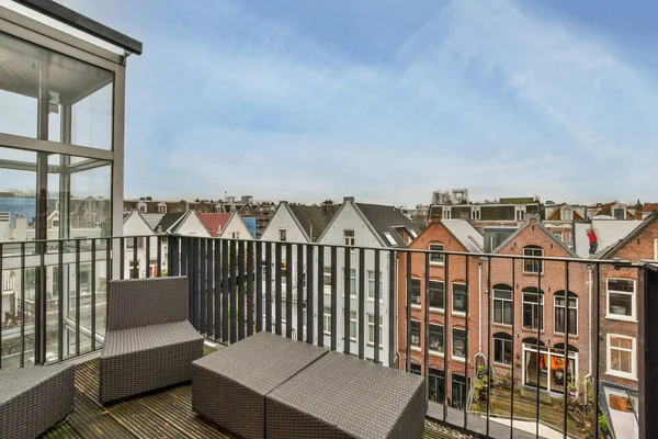 Amsterdam April 2021 Een Balkon Met Banken Tafels Aan Buitenkant — Stockfoto