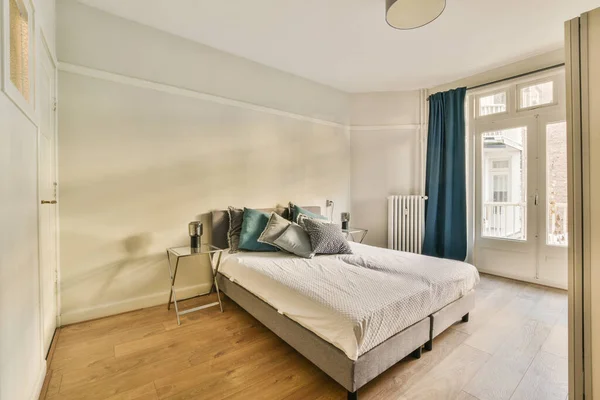 Ein Schlafzimmer Mit Holzboden Und Weißen Wänden Darunter Ein Bett — Stockfoto