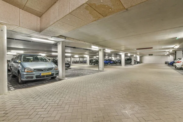 Uma Área Estacionamento Subterrâneo Com Carros Estacionados Nas Garagens Cada — Fotografia de Stock