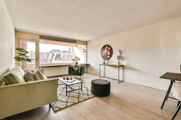 Ein Wohnzimmer Mit Holzfußboden Und Weißen Wänden Ein Teppichboden Auf — Stockfoto