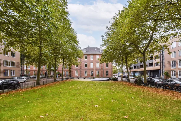 Amsterdam Niederlande April 2021 Ein Apartmentkomplex Mit Bäumen Und Autos — Stockfoto