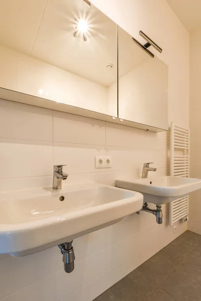 Ein Badezimmer Mit Zwei Waschbecken Und Einem Spiegel Der Wand — Stockfoto