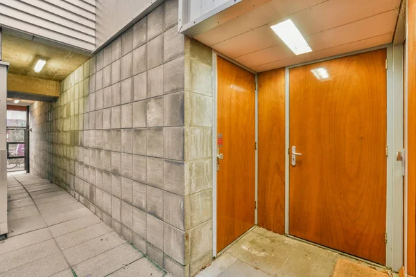 Interior Edifício Com Portas Madeira Paredes Concreto Lugar Onde Uma — Fotografia de Stock