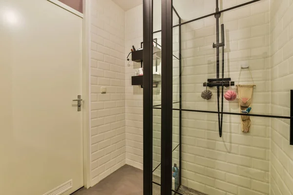 Fürdőszoba Fehér Csempe Falakon Fekete Díszítés Zuhanyzó Ajtó Körül Amely — Stock Fotó