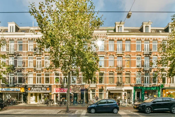 Amsterdam Olanda Aprilie 2021 Stradă Orașului Mașini Parcate Șosea Clădiri — Fotografie, imagine de stoc