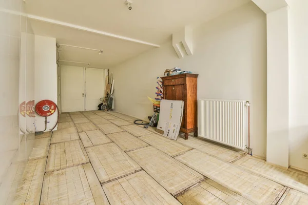 Ruang Yang Belum Selesai Dengan Lantai Kayu Dan Dinding Putih — Stok Foto