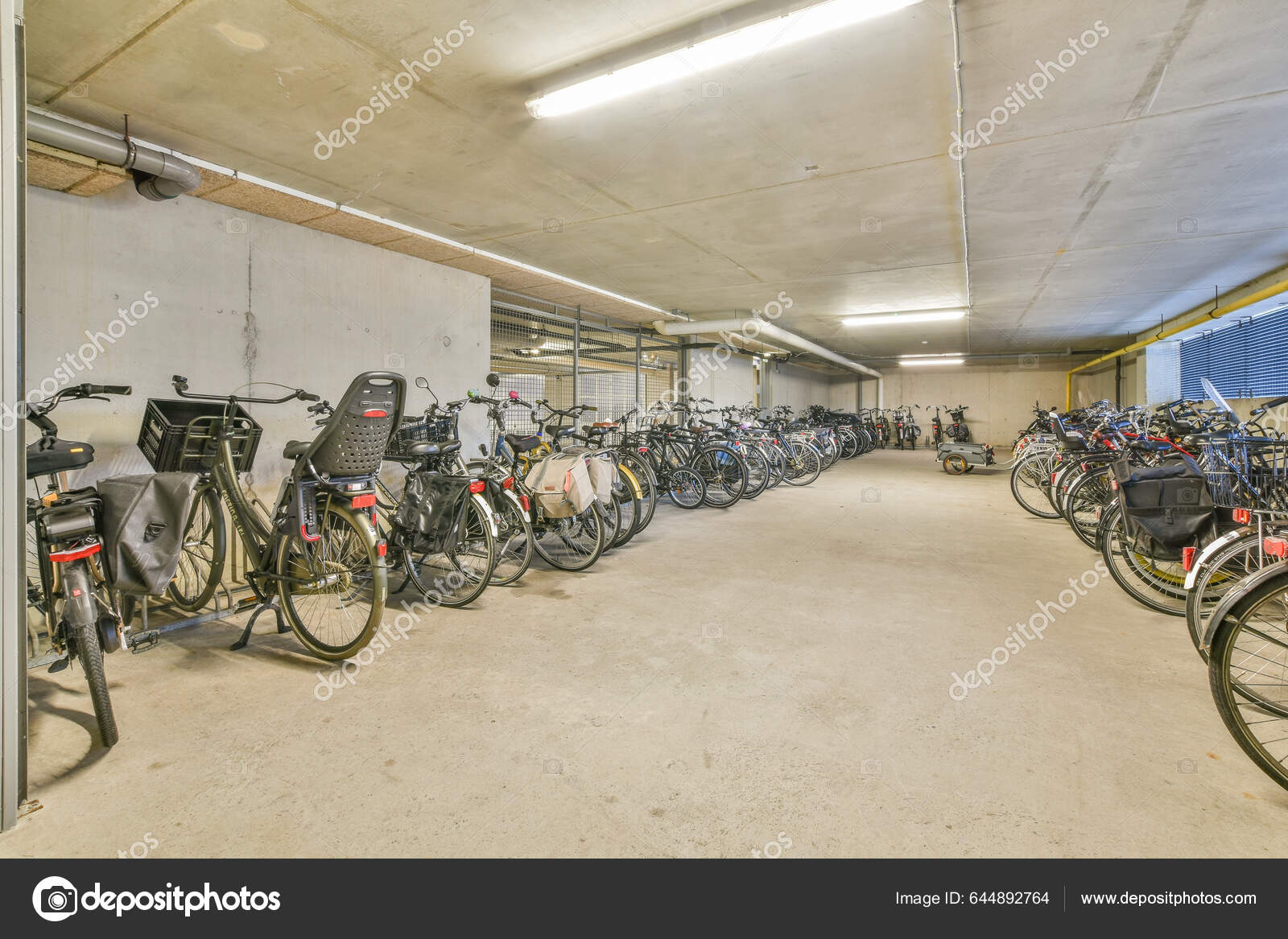 Άμστερνταμ Ολλανδία Απριλίου 2021 Πολλά Ποδήλατα Σταθμευμένα Ένα Χώρο  Στάθμευσης – Εκδοτική Εικόνα Αρχείου © procontributors #644892764