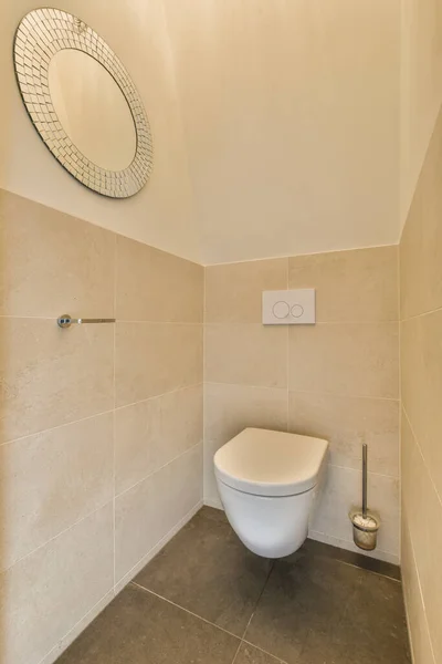 Banheiro Canto Banheiro Com Espelho Redondo Parede Acima Dele Uma — Fotografia de Stock