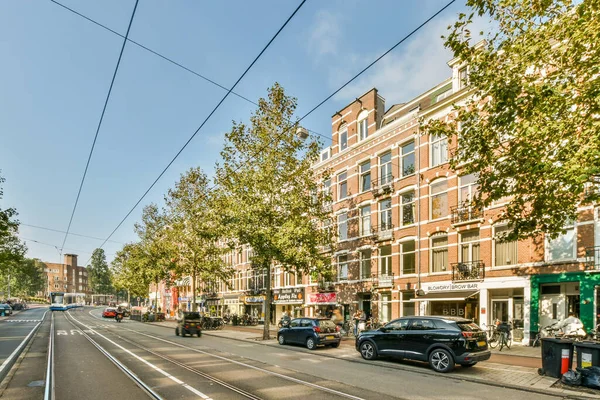 Amsterdam Niederlande April 2021 Eine Stadtstraße Mit Seitlich Geparkten Autos — Stockfoto