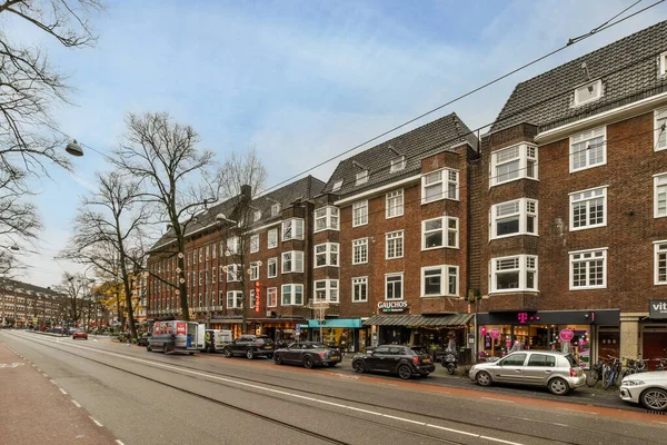 Amsterdã Holanda Abril 2021 Uma Rua Cidade Com Carros Estacionados — Fotografia de Stock