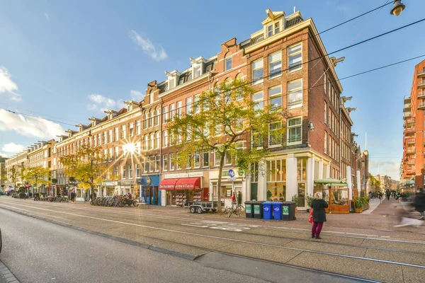 Amsterdam Niederlande April 2021 Eine Stadtstraße Mit Gebäuden Auf Beiden — Stockfoto