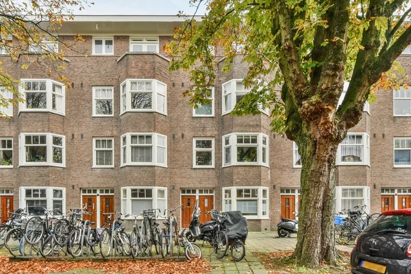 Amsterdam Niederlande April 2021 Einige Fahrräder Parken Vor Einem Gebäude — Stockfoto