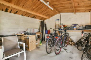 Amsterdam, Hollanda - 10 Nisan 2021: Birbirinin önüne park edilmiş iki bisikletli bir garaj ve duvardaki kutular tahtadan yapılmıştır.