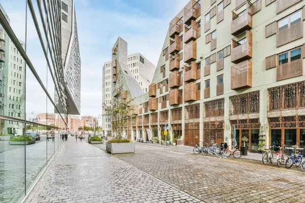 Amesterdão Países Baixos Abril 2021 Uma Rua Urbana Com Muitos — Fotografia de Stock