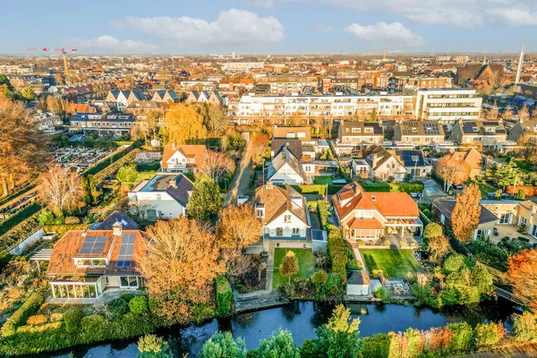 Een Luchtfoto Van Nederlandse Stad Van Bovenaf Met Huizen Bomen — Stockfoto
