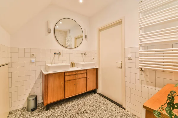 Banheiro Com Azulejos Brancos Chão Madeira Cabinetd Vaidade Canto Espelho — Fotografia de Stock