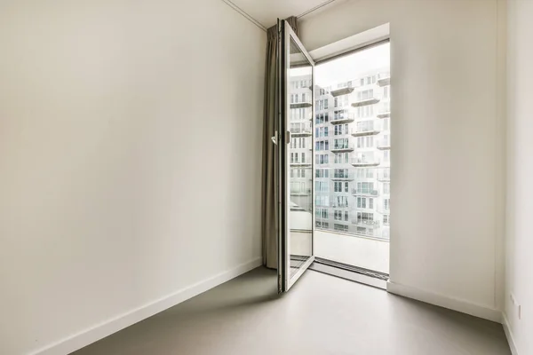 Una Habitación Vacía Con Paredes Blancas Grandes Ventanales Con Vistas — Foto de Stock