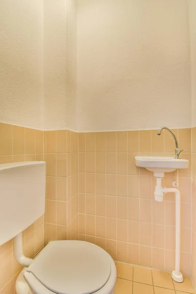 Toilet Sink Small Bathroom Tile Walls White Fixtures Beige Flooring — Stock Photo, Image