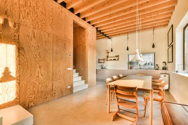 Kuchnia Jadalnia Domu Drewnianymi Panelami Ścianach Belkami Stropowymi Podłogą — Zdjęcie stockowe