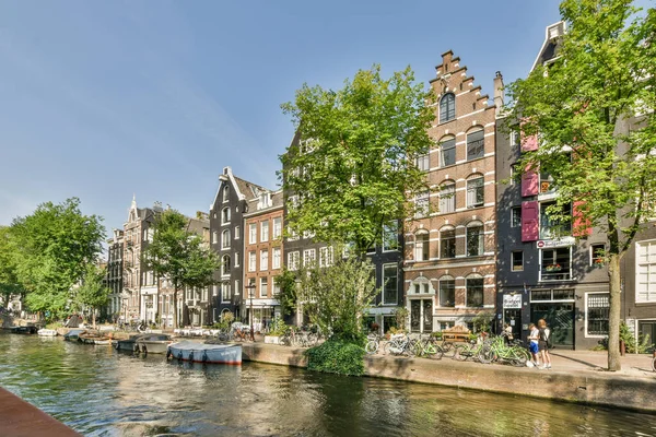 Amsterdã Holanda Abril 2021 Alguns Edifícios Barcos Canal Meio Uma — Fotografia de Stock