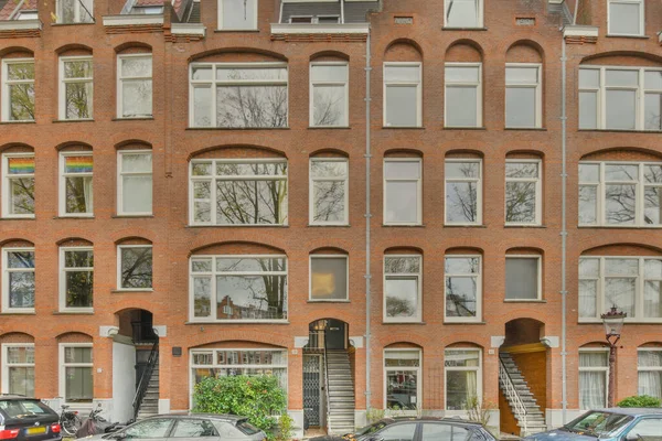 Amsterdam Holandia Kwietnia 2021 Niektóre Samochody Zaparkowane Przed Apartamentowcem Licznymi — Zdjęcie stockowe
