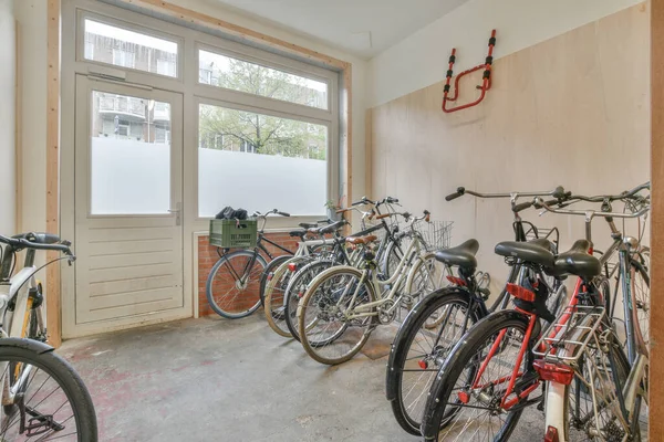 Κάποια Ποδήλατα Σταθμευμένα Ένα Δωμάτιο Ξύλινη Επένδυση Στους Τοίχους Και — Φωτογραφία Αρχείου