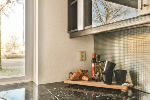 Dapur Dengan Granit Meja Atas Dan Ubin Hitam Dinding Belakangnya — Stok Foto