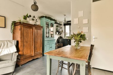 Oturma odası. Oturma odası. Koltuğun önünde de sandalye var.