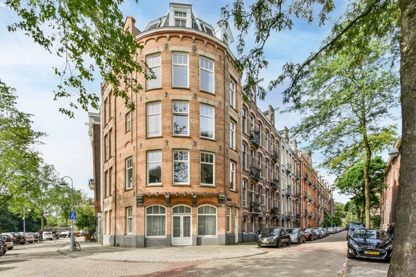 Amszterdam Hollandia 2021 Április Egy Városi Utca Melynek Oldalán Autók — Stock Fotó